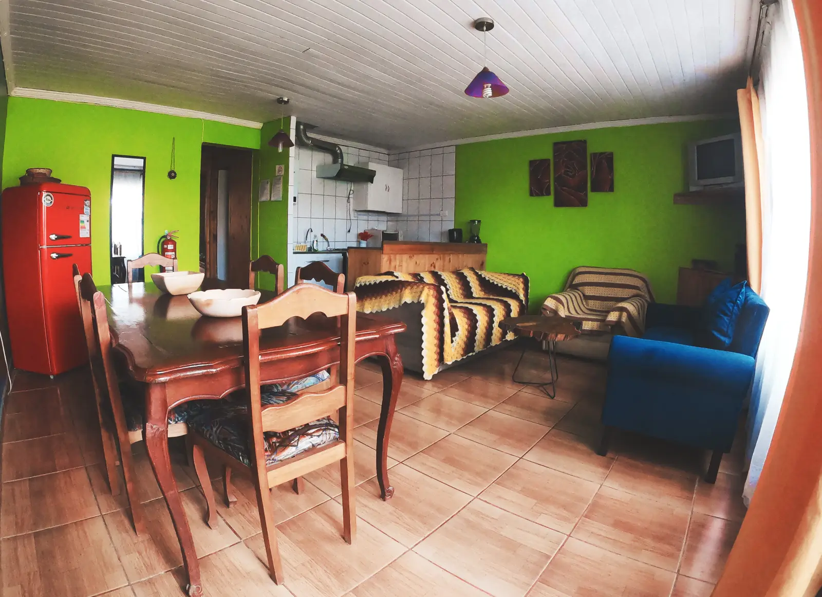 Interior del Ruko Infiernillo, con estar, comedor y cocina