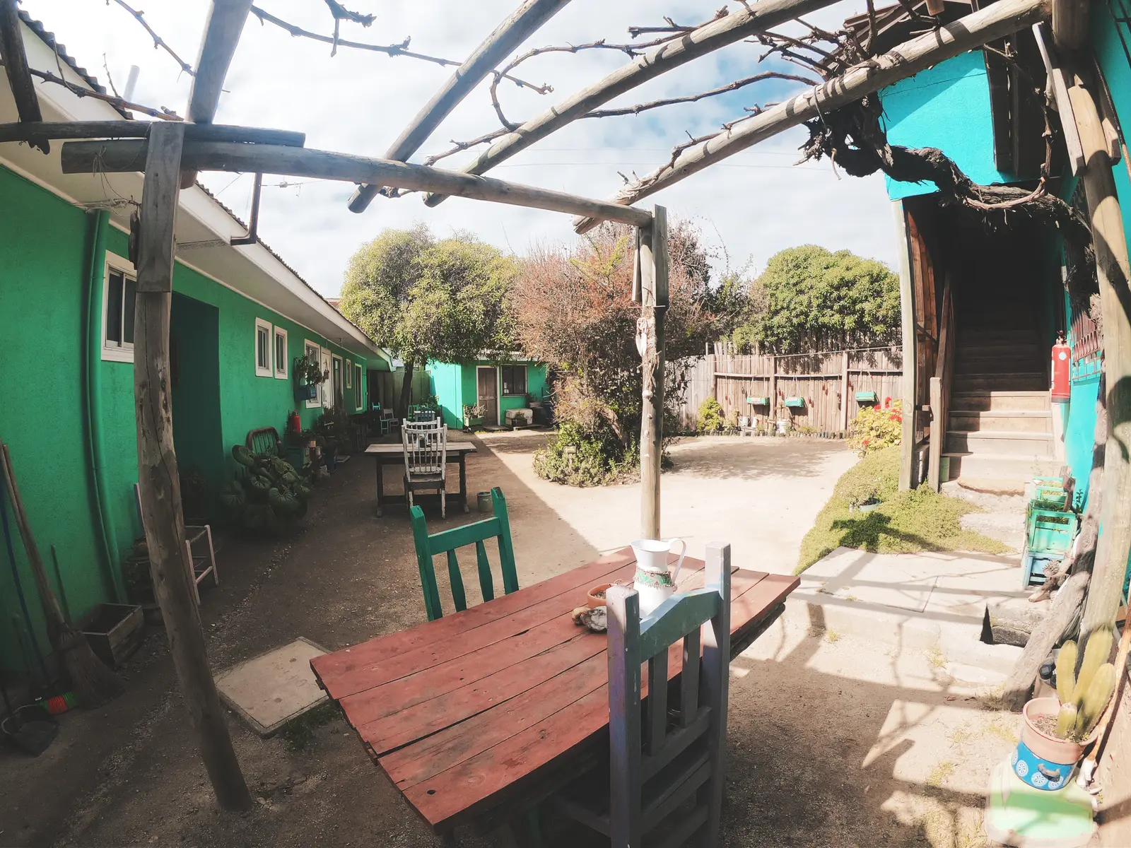 Patio y terraza de Los Rukos entre árboles y casas de colores