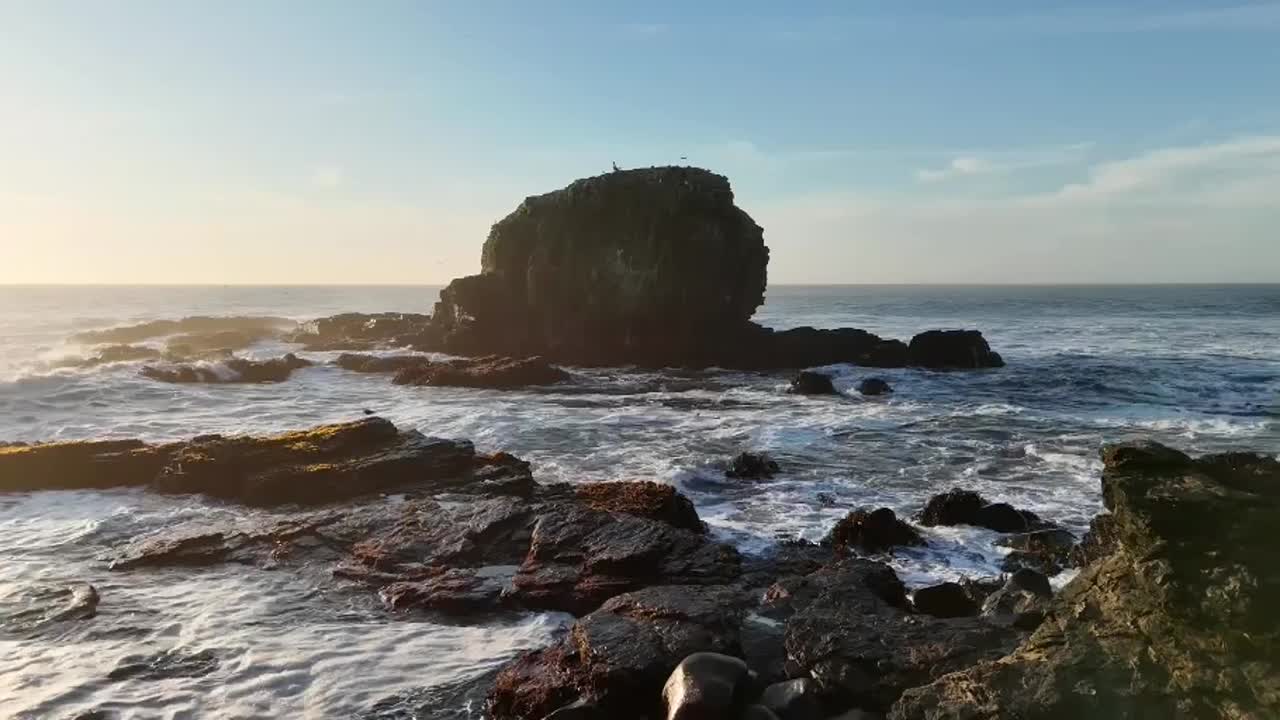El mar y los roqueríos del litoral al atardecer