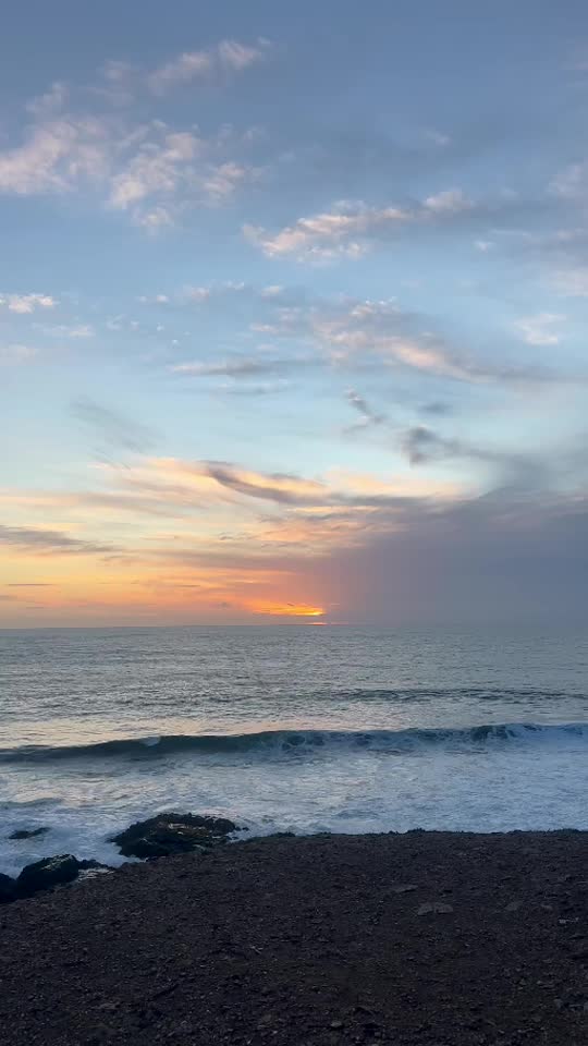 Atardecer del litoral, como inspiración para una caminata hacia la playa