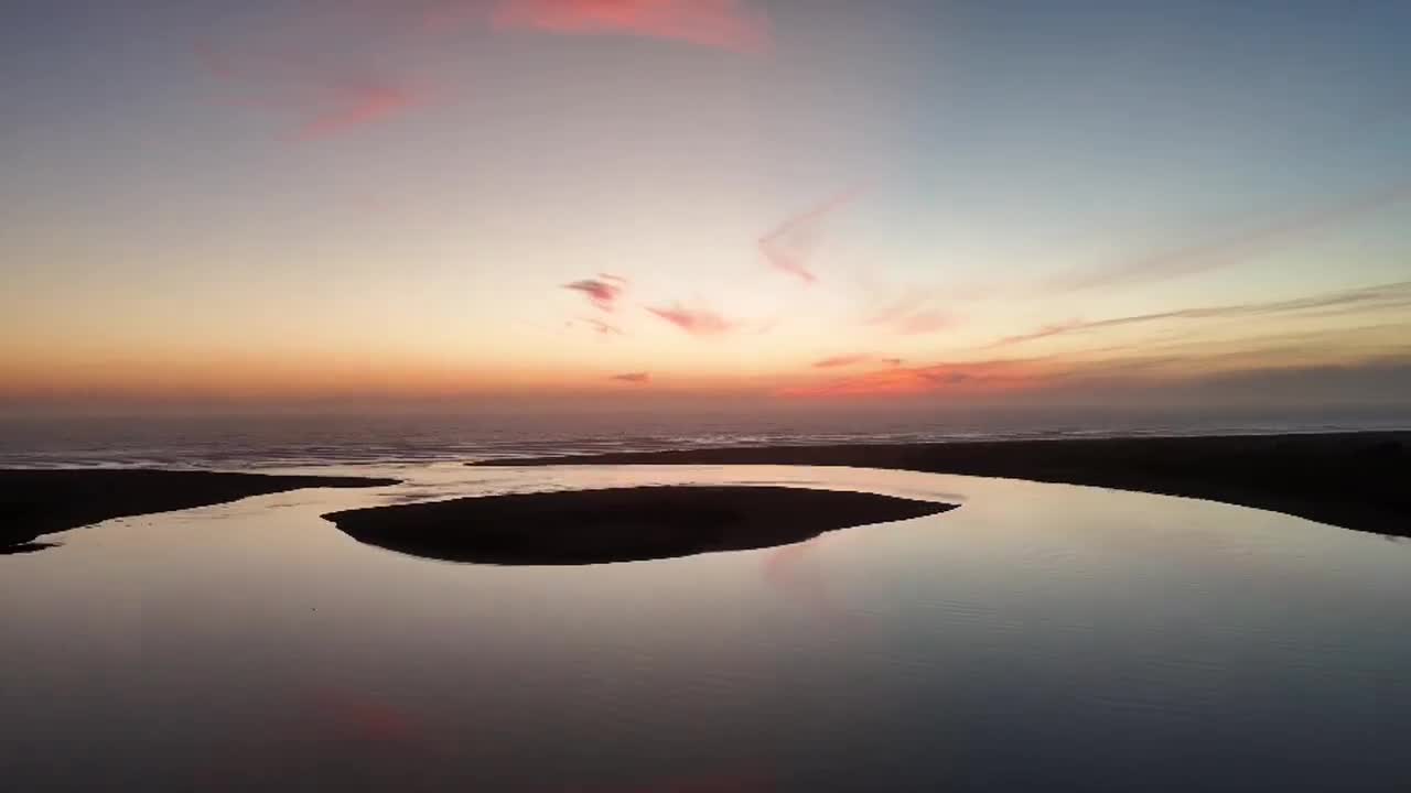 La luz de un atardecer sobre el mar y el litoral